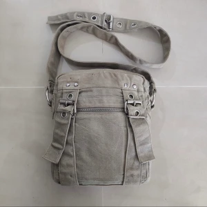 Archive Jean Paul Gaultier väska - Jätte fin vintage Jean Paul Gaultier väska, den är lite sliten pågrund av åldern. 