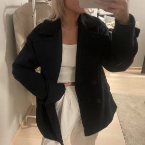 Blå kort kappa - Aäljer min fina mörkblåa kappa från Ellos. Knappt använd! Skriv om fler bilder önskas💗