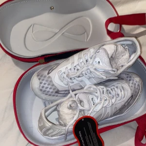 Cheerleading skor  - Helt oanvända, nyköpta Nfinity cheerskor i storlek 7. Nypris 890kr säljer gör 500kr+ frakt 