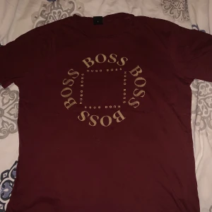 Hugo boss t shirt - Fin Hugo boss t shorts storlek M Har endast ett litet hål som syns i bilden, annars är den fläckfri😁