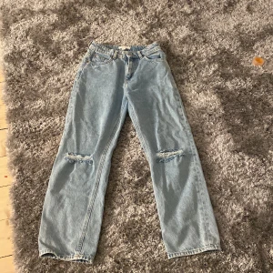 Blåa jeans  - Jag säljer dessa Jensen pågrund av att dem inte kommer till användning  Aldrig använda