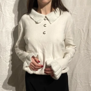 Vit kofta - Supersöt vit kofta med fluffiga detaljer🤍 Möts i slussen eller postas, använd gärna köp nu!