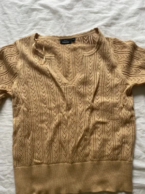 Kortärmad från Kappahl.  - Kortärmad tröja i unik modell. Inte så genomskinlig. Storlek XS men stor i storlek. 