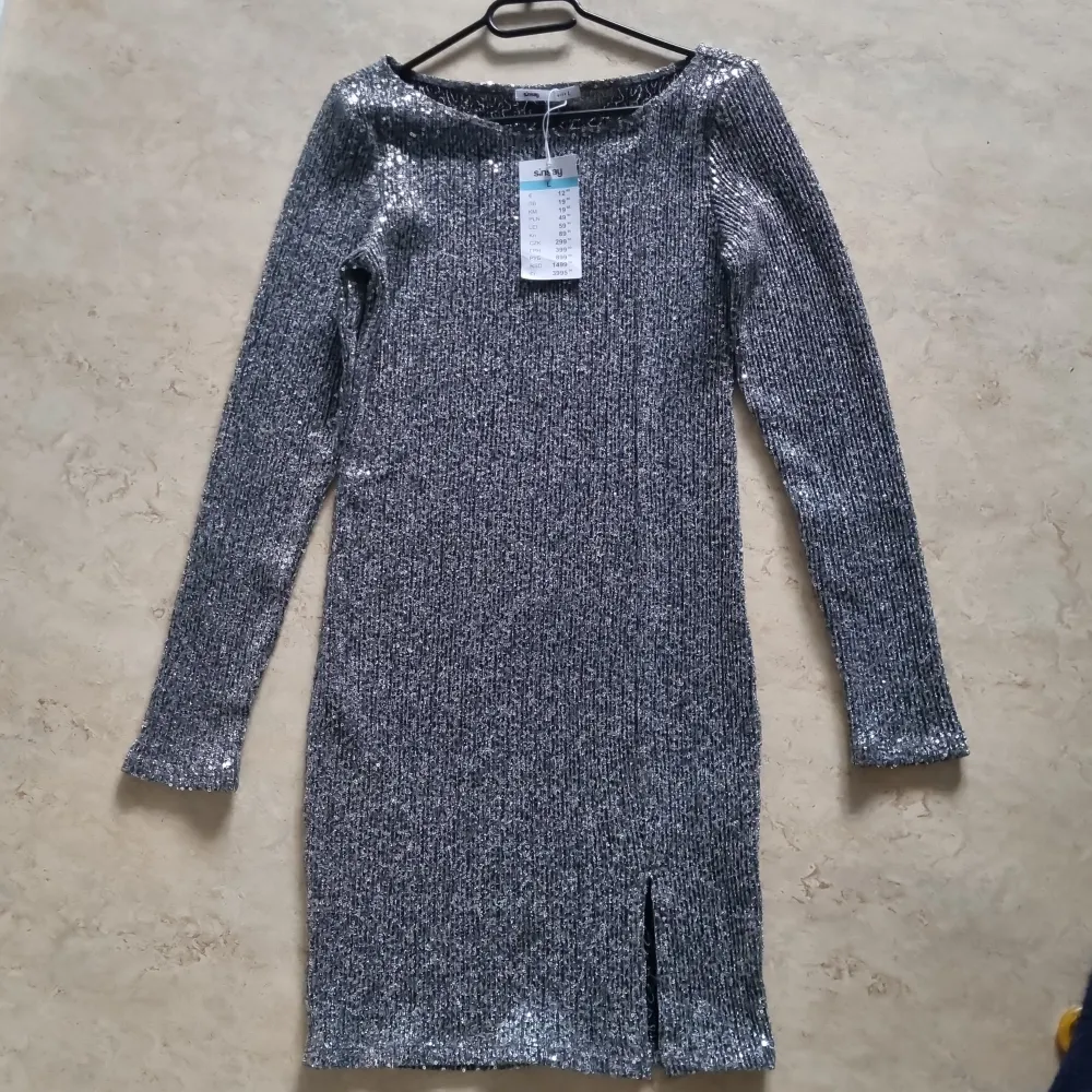 Grey glitter dress. Size L Price 250 sek.. Klänningar.