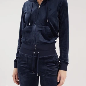 Juicy Coutore Nightsky s - Intressekoll! Ett superfint sett i nyskick. Storlek S på byxan och XS på tröjan. Köptes för 2300 lägger nu ut för 1500 istället. Knappt använd och pris kan diskuteras vid snabb affär💗öppen för byten med. Endast byxan kvar 