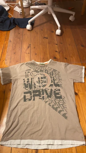 T shirt  - T shirt aldrig använt men köpt second hand annars bra skick. Passar som S-M. Tryck inte på köp nu!!!