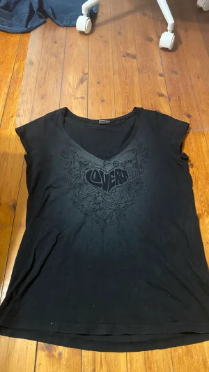T shirt  - Sitter inte som xl mer som M. Bra skick använt få tal gånger. Tryck inte på köp nu!!!