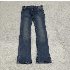 Jättefina lågmidjade jeans från Bongo. Säljer för att de tyvärr var för små för mig, nyskick. Midjemått 76 cm innerbenslängd 78 cm💖