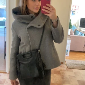 Kappa - Jättefin kappa från zara❤️❤️ Knappt använd så den är i toppen skick! STORLEK L men passar mig med M ❤️❤️❤️❤️