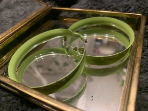 Gröna örhängen  - Jättesöta, lite bohemiska prickiga gröna örhängen. Dom är lite tunga, men man kan ha på sig dom utan att det blir jobbigt. Dom pastell och ganska stora