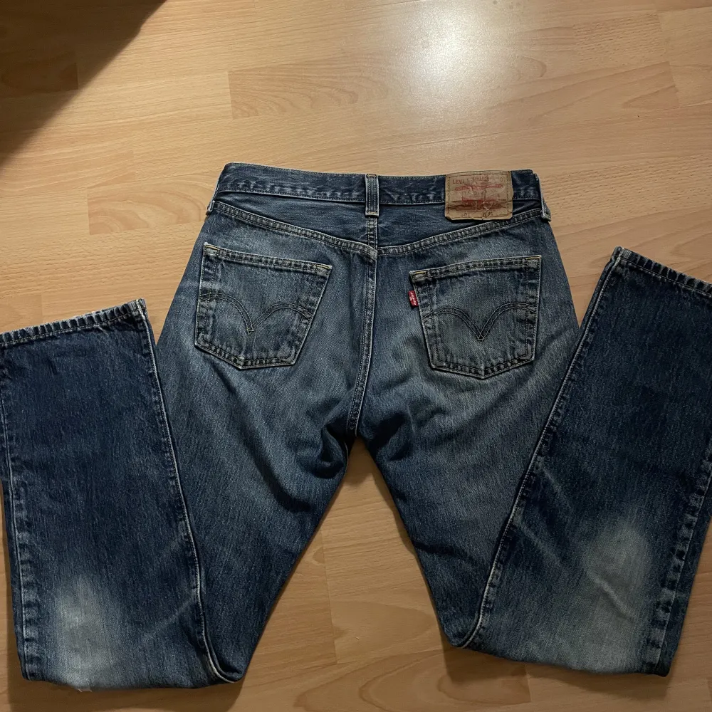 Säljer mina svin snygga Levis jeans jag köpte second hand då jag har för många jeans. De är använda en gång och köpta i december. Lågmidjade och lite baggy på mig. Pris kan diskuteras, skriv för fler bilder❣️❣️jag bär vanligtvis xs/s. Jeans & Byxor.