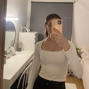 Vit tröja - Säljer denna vita långärmade tröja i ribbat material. Den har varit en favorit för mig men är trots det i gott skick. Kan finnas spår av smink på insidan men inget som syns på. Köpt på Gina Tricot i strlk XS🤍 Köparen står för frakt!