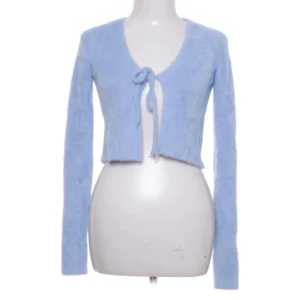 Mysig kofta från Bershka strl S - Jättemysig ljusblå kofta från Bershka i strl S, fint skick! 