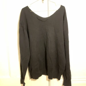 Off shoulder tröja - Off- shoulder tröja: sitter som L ungefär (oversize) på mig som är s/xs ⭐️ skriv vid frågor💋