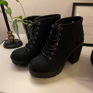 Booties från H&M  Använda en gång  Storlek 39