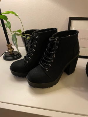 H&M divided skor - Booties från H&M  Använda en gång  Storlek 39
