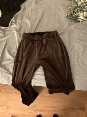 Byxor  - Säljer av med dem tre alla för 350 ett par för 120. Då dem sitter bra i rumpan osv.