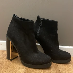 Klackskor  - Svarta klackskor med guld detalj. Använd fåtal gånger. 