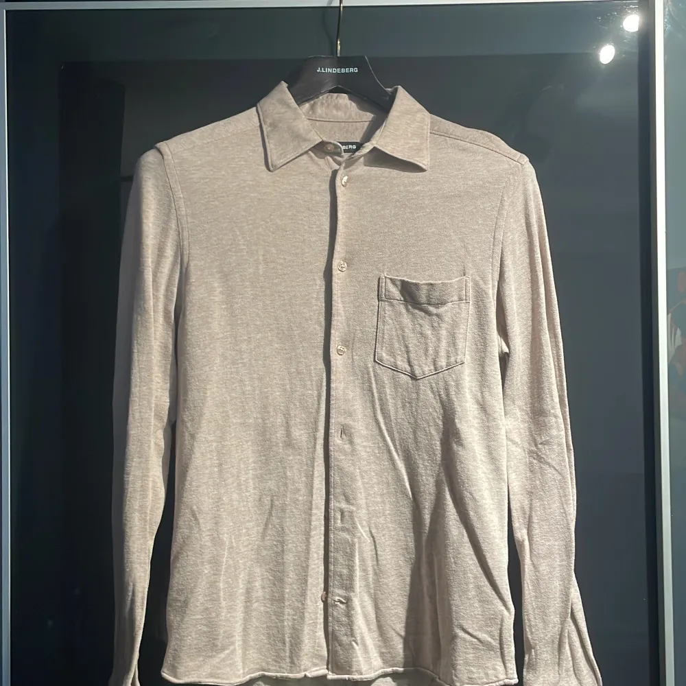 Beige/brun skjorta från JL i beige/brun färg i storlek S. Skjortor.