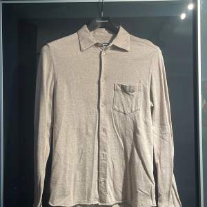 Beige/brun skjorta från JL i beige/brun färg i storlek S