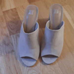 Sommarskor  - Väldigt  snygga sommarskor, knappt använda. 