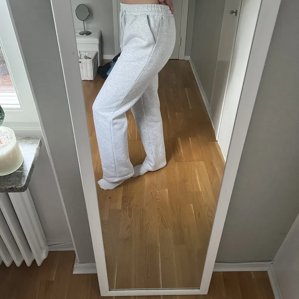 Säljer mina gråmelerade sweatpants från lxa i storlek M, som dessutom är slutsålda!!💕 Har enbart provat byxorna på och därmed är dom i ett superfint skick, dom är även långa i modellen och jättesköna, är 175cm och M sitter perfekt på mig💗utgångspris 500:-. Jeans & Byxor.