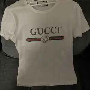 En aldrig använd ÄKTA Gucci T-shirt. Kostar ca 4000 - 5000 kr på Guccis hemsida. 