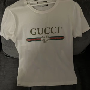 Gucci T-shirt - En aldrig använd ÄKTA Gucci T-shirt. Kostar ca 4000 - 5000 kr på Guccis hemsida. 