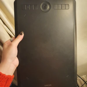 Wacom Drawing Tablet - Drawing tablet i bra skick. Gjord av Wacom. Köptes för ca 1.5 år sedan, men knappt använts. Kommer med Tablet, sladd och penna. Modell Intuos Pro Medium.