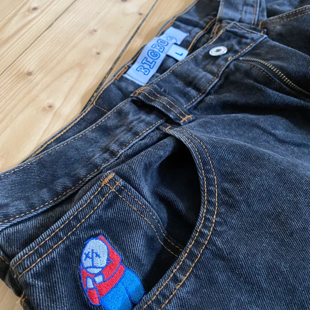 Polar Big Boy washed black baggy jeans  Finns ett litet hål på högra baksidan pga skate  Storlek L men passar även M med bälte  449 exklusive frakt . Jeans & Byxor.
