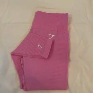 Säljer mina helt nya & aldrig använda Vital SEAMLESS 2.0 leggings från Gymshark i en jättefin sorbetrosa färg. Leggingsen/tightsen är i storlek M men passar även en större S. Garderobsrensning! ❤️ Kan även frakta för billigare fraktalternativ om så önskas.
