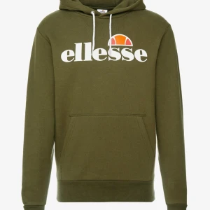 Ellesse hoodie - Säljer en ellesse hoodie, näst in till ny enbart använd fåtal gånger!  Storlek: M  Nypris ca 570 mitt pris 200☺️ Priset är inte hugget i sten, vid frågor skicka bara ett pm😁
