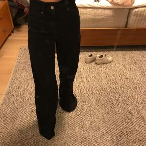 Svarta jeans från zara storlek 34, nästa helt oanvända säljwr pga av att det är för långa på mig 