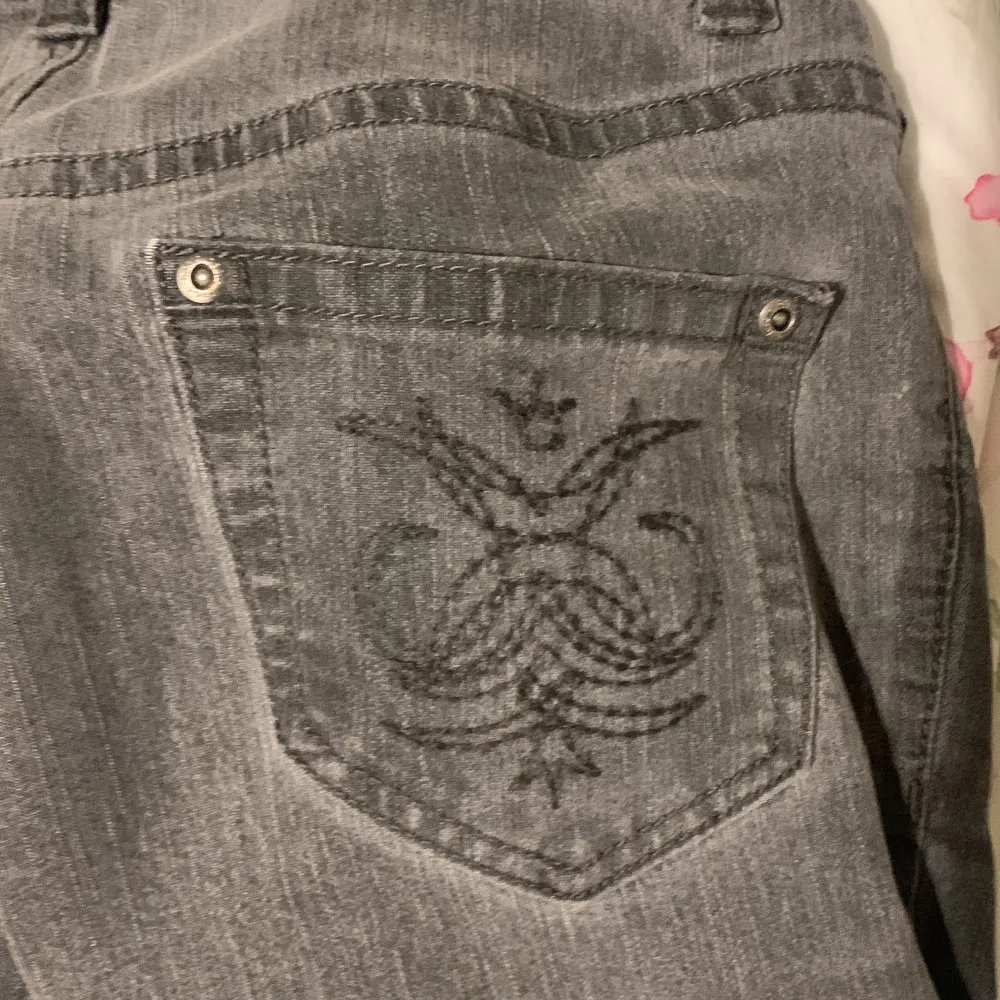 Ett par jätte fina gråa jeans, är osäker på märket men tror det är vickey jeans typ. De har snitt längst ner och har passform straigth. De har ett snyggt tryck på fickorna.. Jeans & Byxor.