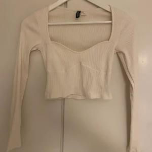 långärmad tröja  - vit långärmad tröja med urringning från h&m, tröjan är i storlek s