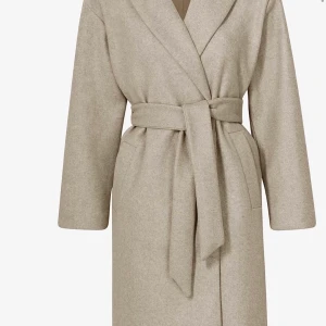 Beige kappa  - Beige oanvänd kappa från vero Moda, prislappen är kvar.  Nypris 599kr