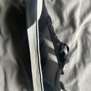 Hummel skor - Helt nya hummel skor köpta för 600kr, säljs pga storleken ej passar, stl 45,46 säljs för 399 och post ingår om man hämtar dom 349