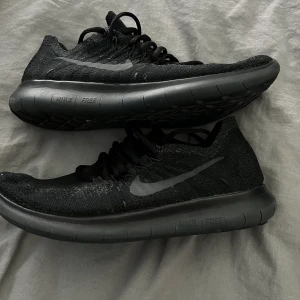 Nike löparskor - Köpta förra året i storlek 38, lådan finns ej kvar men kan skickas i en annan skolåda. Köparen står för frakten.