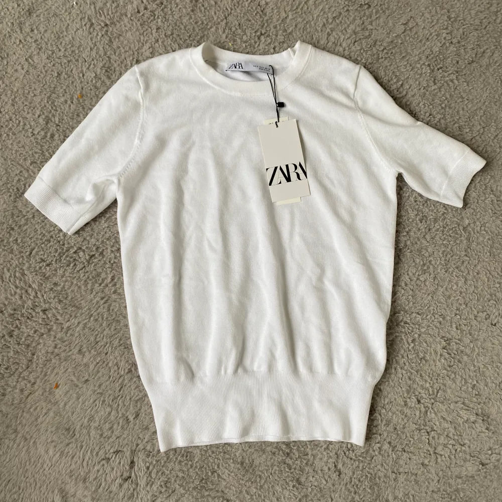 Säljer denna super fina vita t-shirten från Zara, den är endast provad och säljer för att den är lite för liten ❤️Köpte den för 280kr och säljer för 150kr 💓. T-shirts.