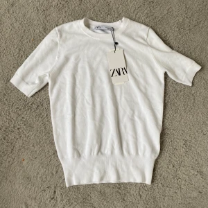 Zara t-shirt - Säljer denna super fina vita t-shirten från Zara, den är endast provad och säljer för att den är lite för liten ❤️Köpte den för 280kr och säljer för 150kr 💓