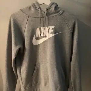 Nike hoodie i storlek XS, använd 1-2 gånger. Köpte för 500kr  💓
