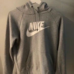 Nike hoodie - Nike hoodie i storlek XS, använd 1-2 gånger. Köpte för 500kr  💓