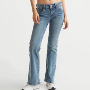 Säljer dessa knappt använda jeans från h&m som är slutsålda! De är lågmidjade och bootcut 💙 strl 36 men passar 34 också!