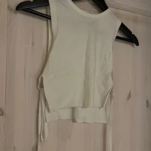 Tröja - Tröja med öppna sidor med knyt, skriv för mer bilder 