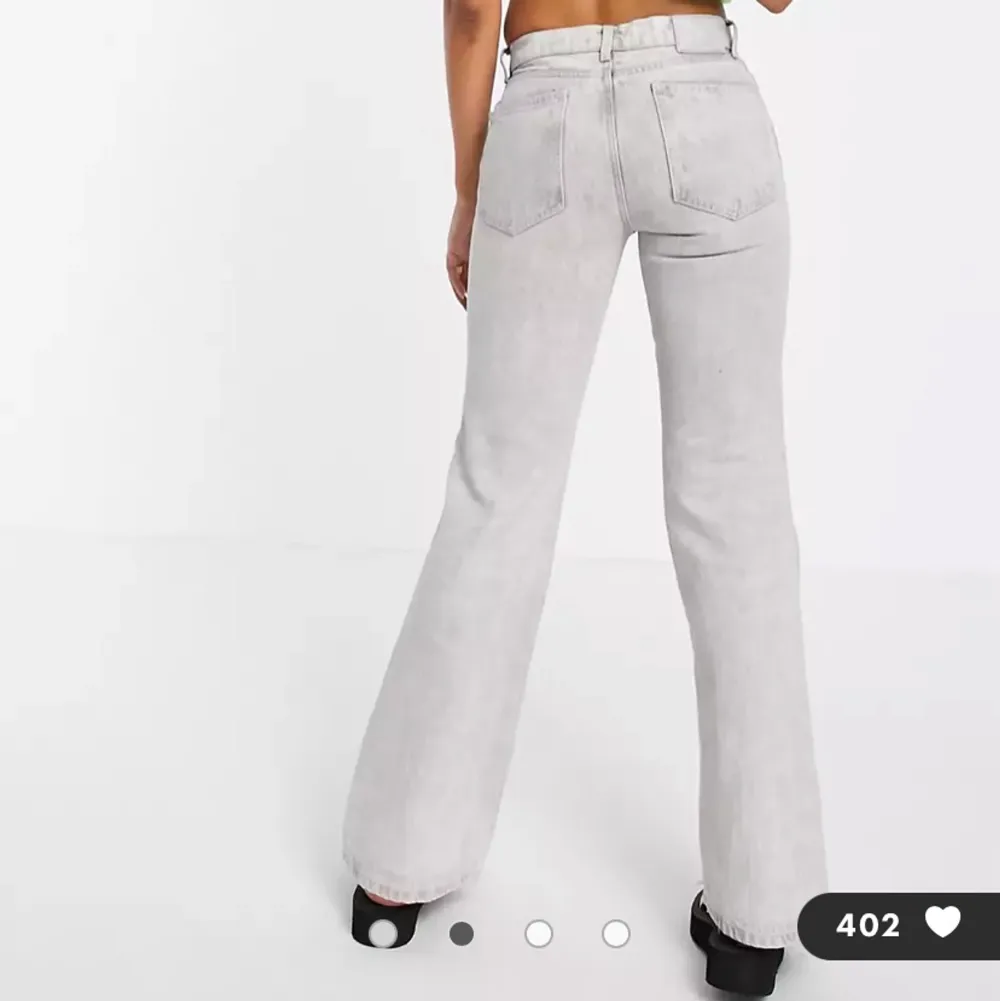 Säljer denna fina byxor i storlek 34, bara testade aldrig använt!. Jeans & Byxor.