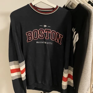 Oversize sweatshirt  - Oversize sweatshirt i bra skick! Storlek XS men väldigt stor i storleken så passar S-L