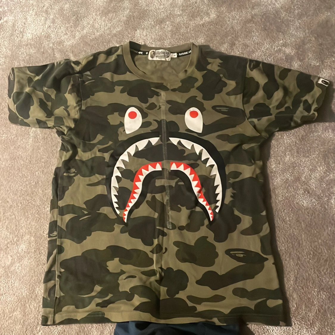 BAPE shark tshirt storlek small