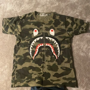 BAPE shark tshirt storlek small - Köpt från BAPE New york. Använd, men i bra skick. 