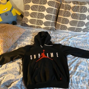 Supremes x Jordan hoodie - OBS. Den är fejk