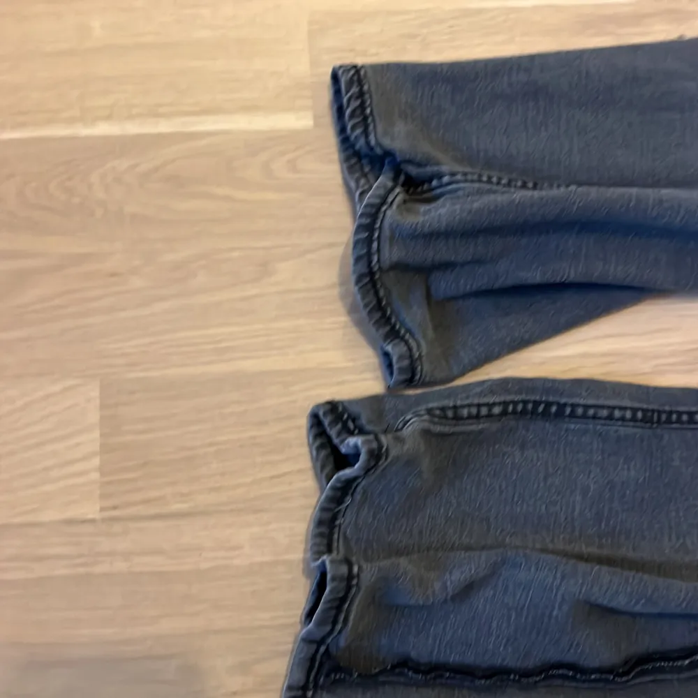Byxorna har typ används 10 - 15 gånger  Är i storlek 9 - 10 år.. Jeans & Byxor.